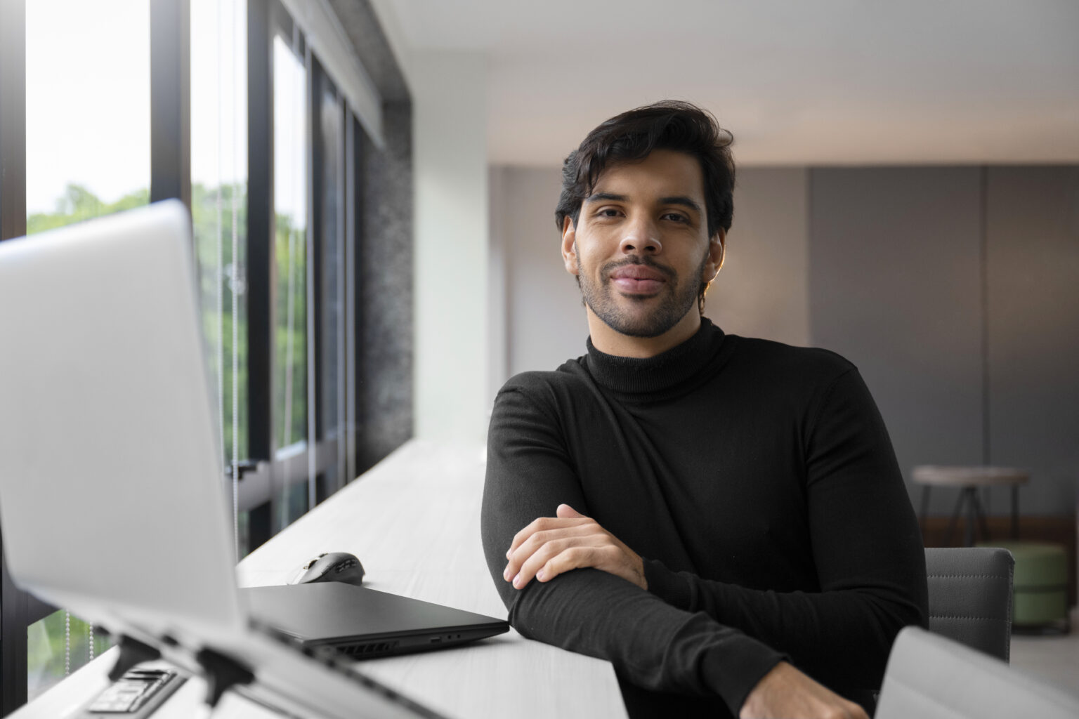 hispanic-geschaftsmann-mittleren-alters